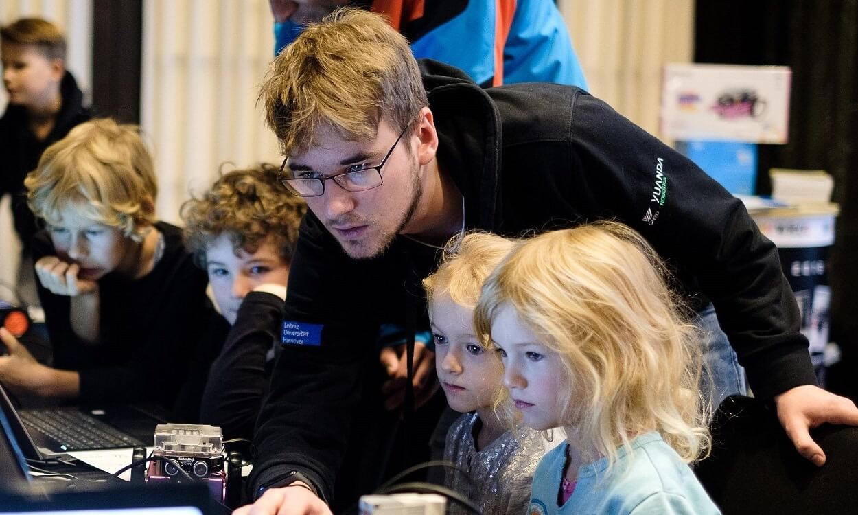 MiniMaker Entdeckerwerkstatt 2027 Kinder tüfteln gemeinsam an einem Technikprojekt
