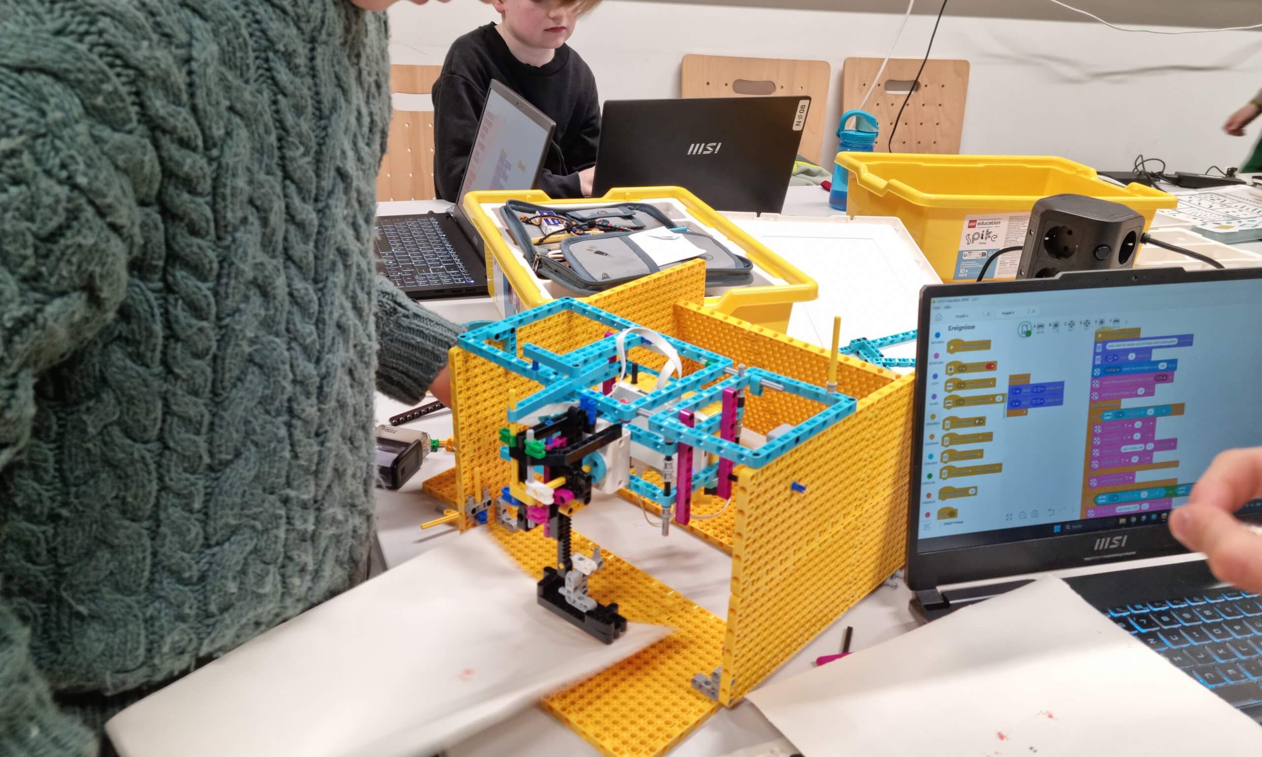 LEGO SPIKE Feriencamp Osterferien 2027 Kinder bauen und programmieren einen LEGO-SPIKE-Roboter