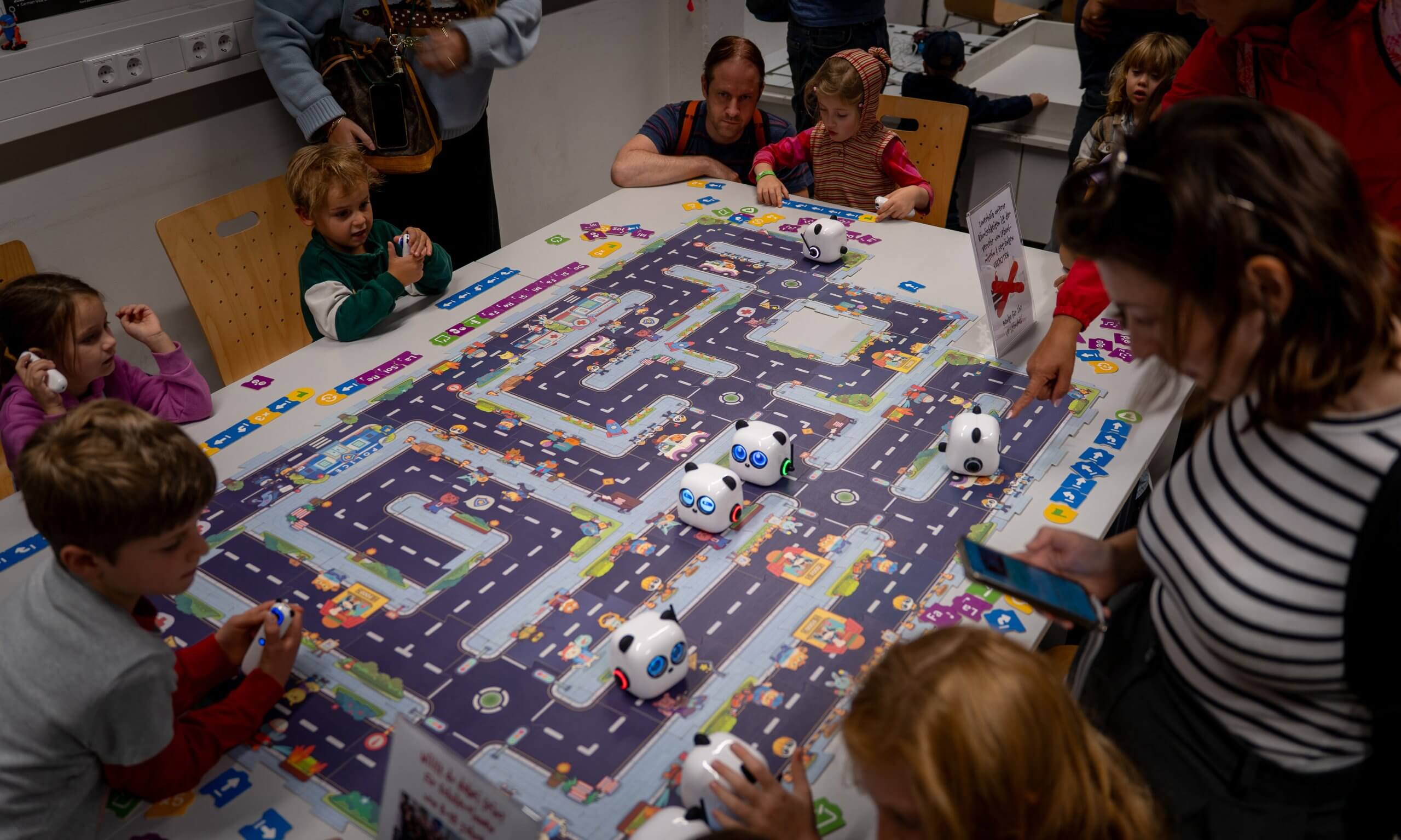 RoboMinis mTiny 2027 Kinder entdecken spielerisch mTiny-Roboter